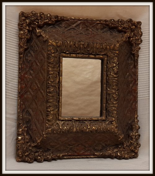 010.2023 Rama hiszpańska z lusterkiem. In 17 x 13 cm , Out 37 x 33 cm